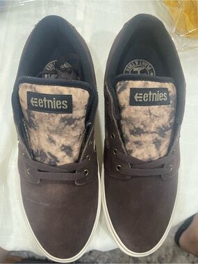 Etnies Brown Suede Low-Top Skate Sneakers with Tie-Dye Tongue